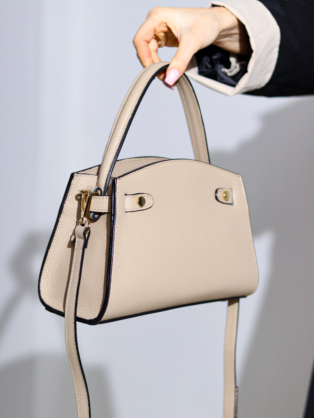 Bēša mini d/a rokassomiņa ar dekoratīvu zelta krāsas aizdari - 13916