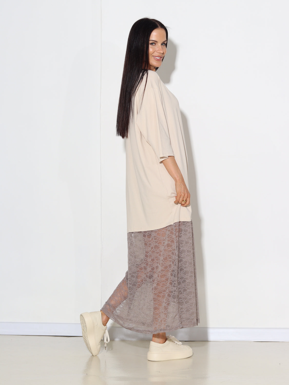 Bēša kleita ar taupe mežģīnes apakšdaļu - 15010