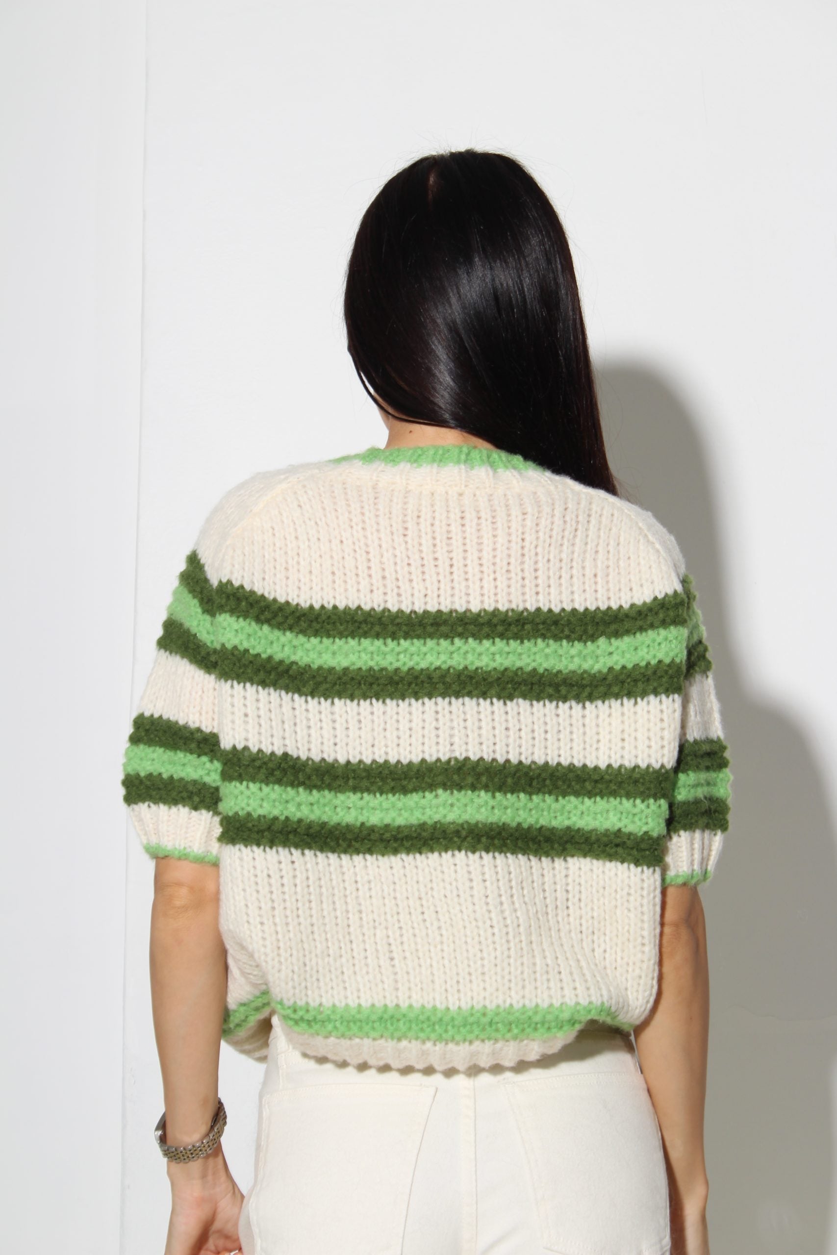 Balts, liela adījuma džemperis ar zaļām svītrām – 16094
