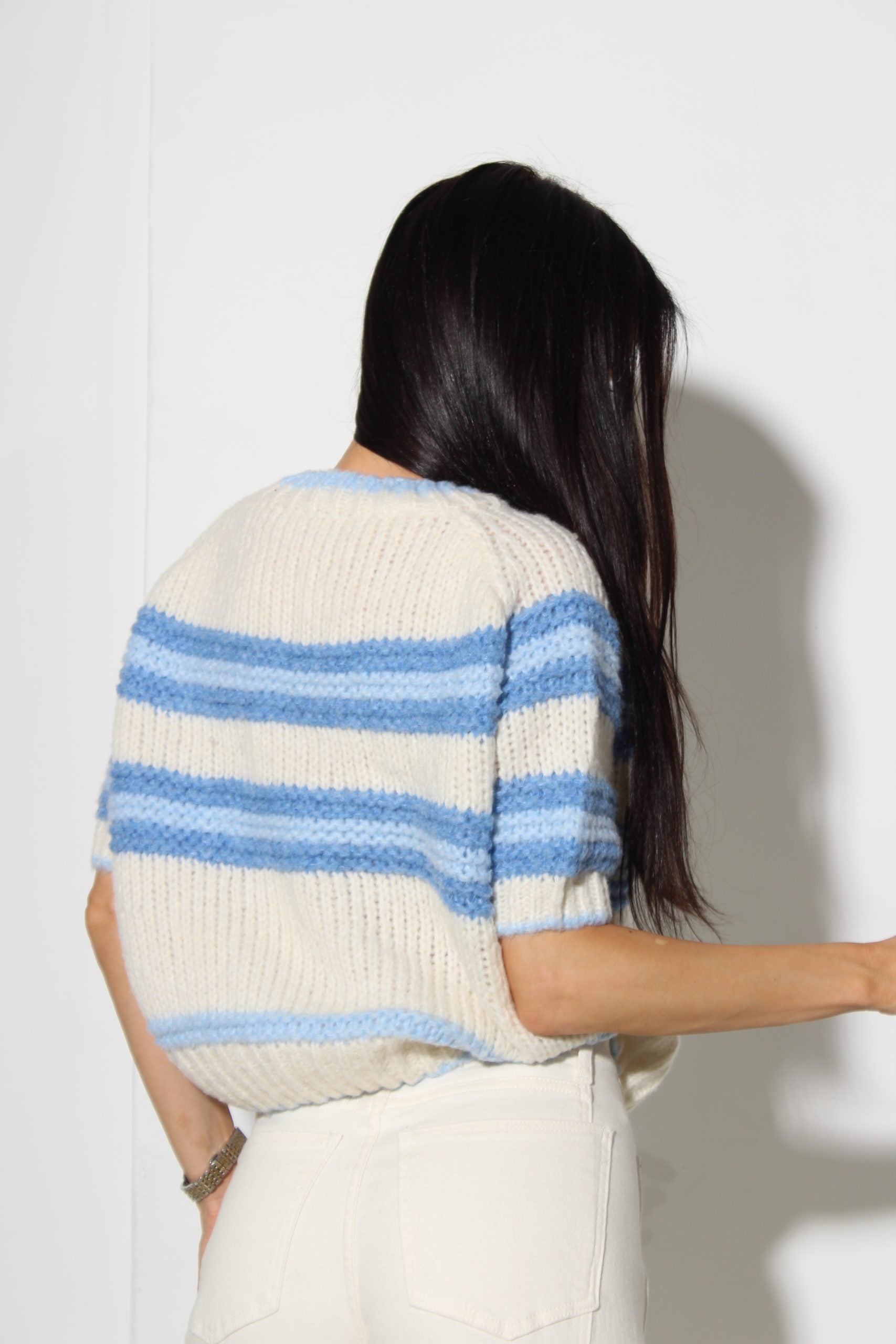 Balts, liela adījuma džemperis ar zilām svītrām – 16093
