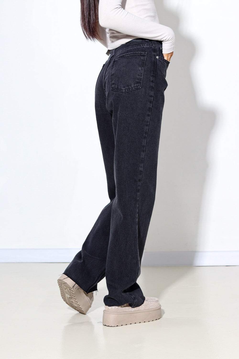 Tumši pelēkas džinsa bikses ar nenošūtiem galiem - 13934