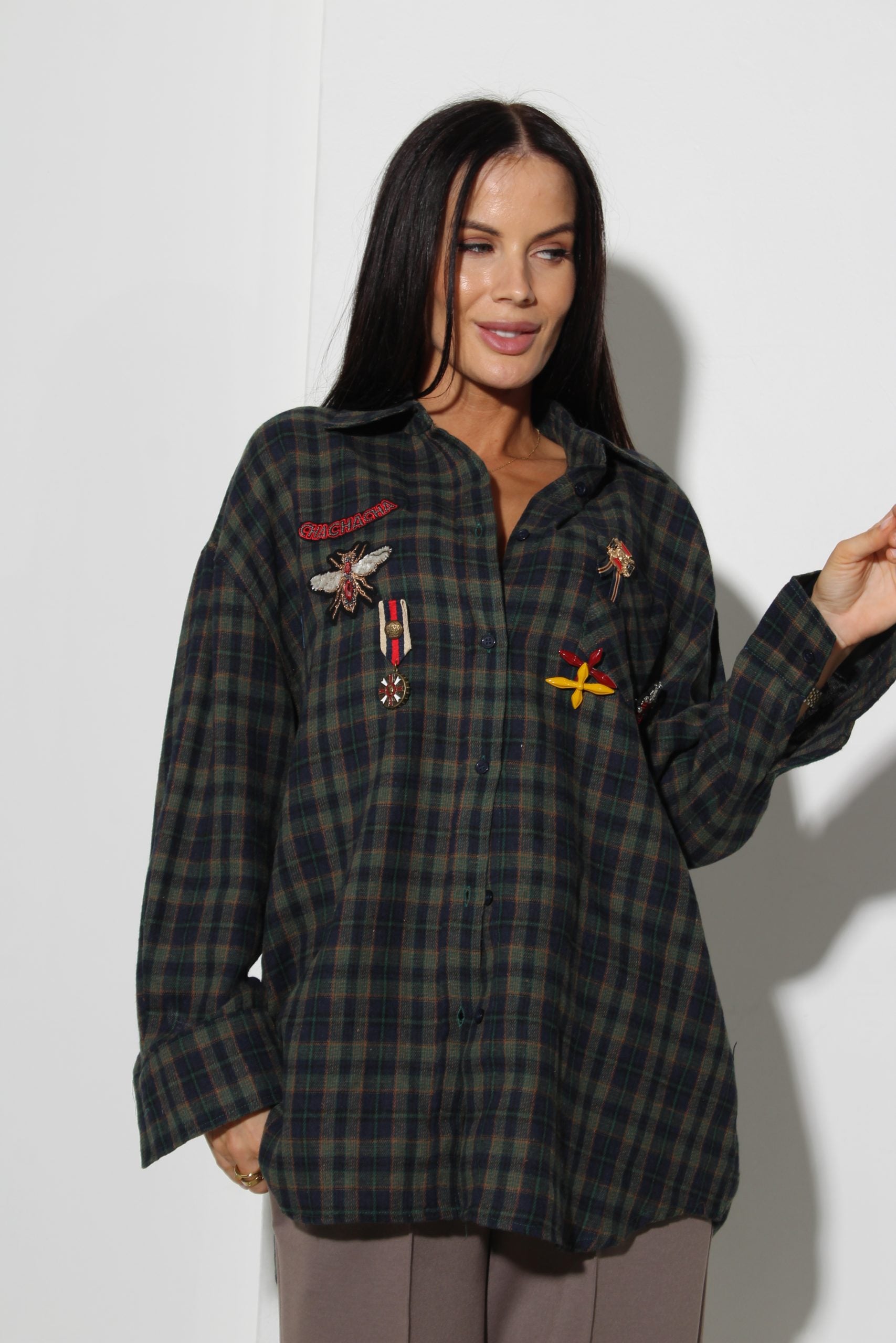 Zaļas krāsas rūtains krekls ar dekoratīvām piespraudēm - 16099