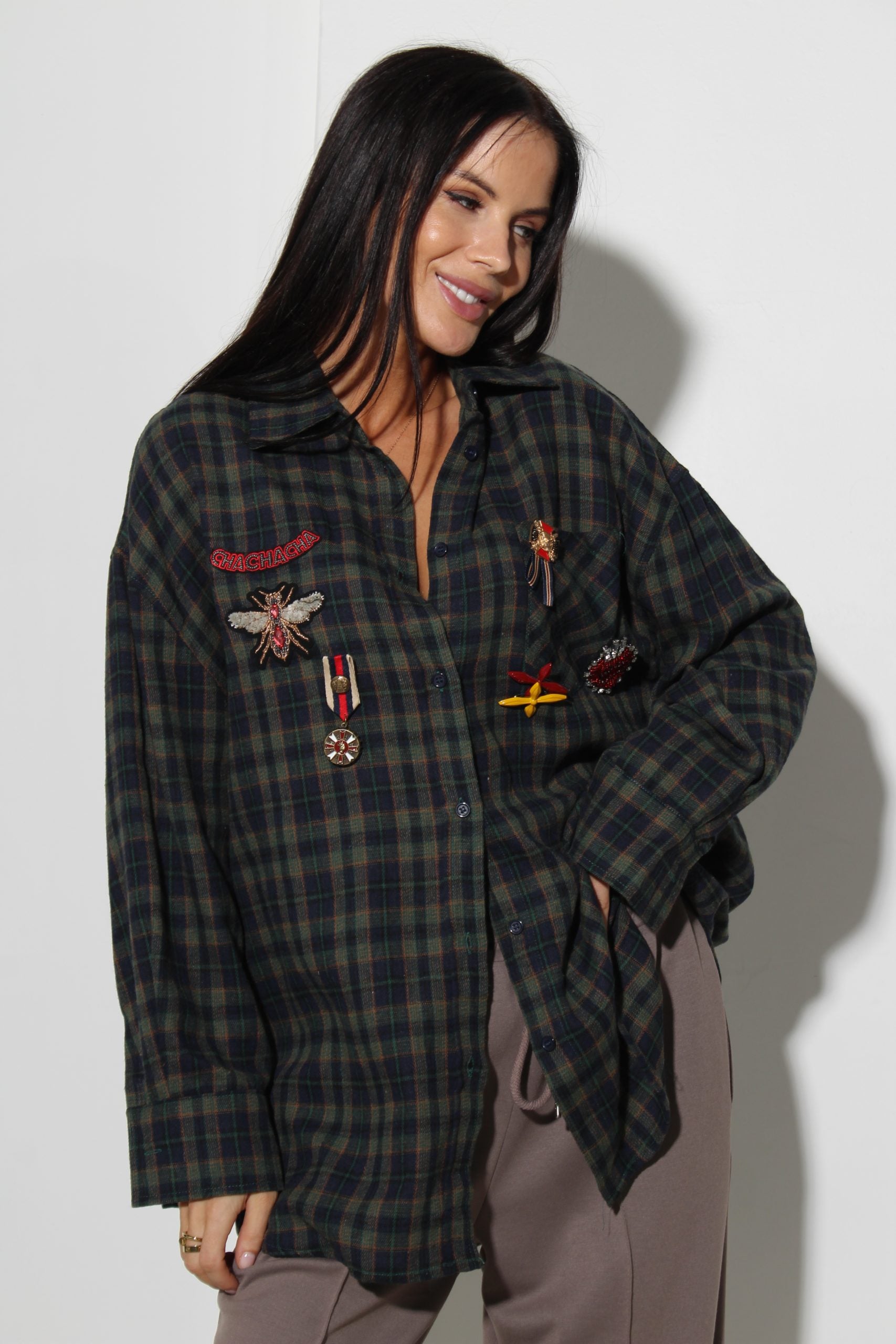 Zaļas krāsas rūtains krekls ar dekoratīvām piespraudēm - 16099