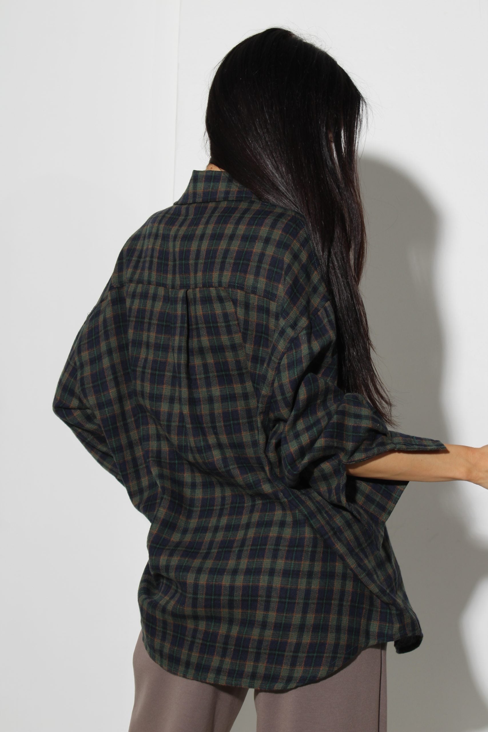 Zaļas krāsas rūtains krekls ar dekoratīvām piespraudēm - 16099