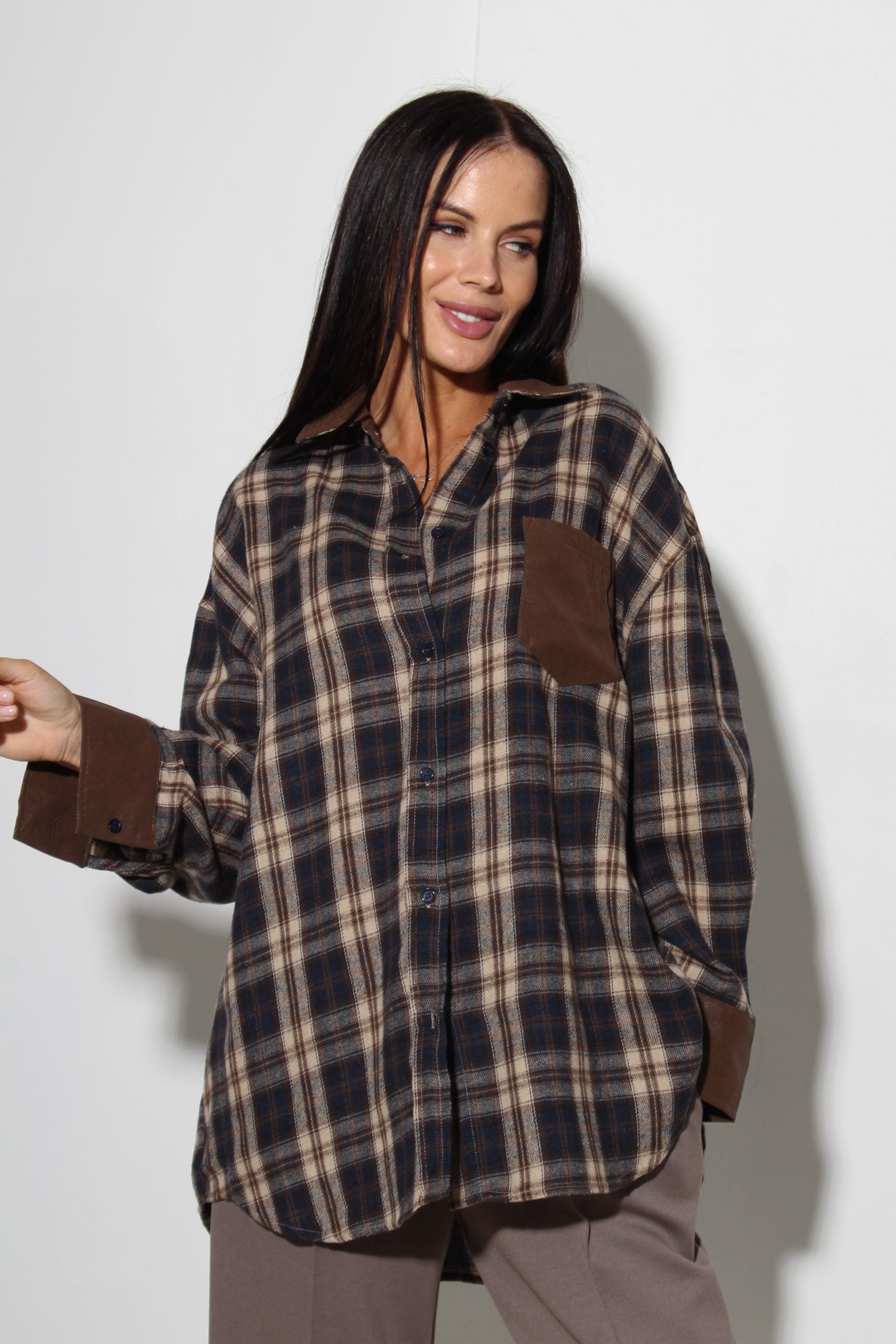 Tumši zilas krāsas rūtains krekls ar zamšādas kabatiņu - 16096