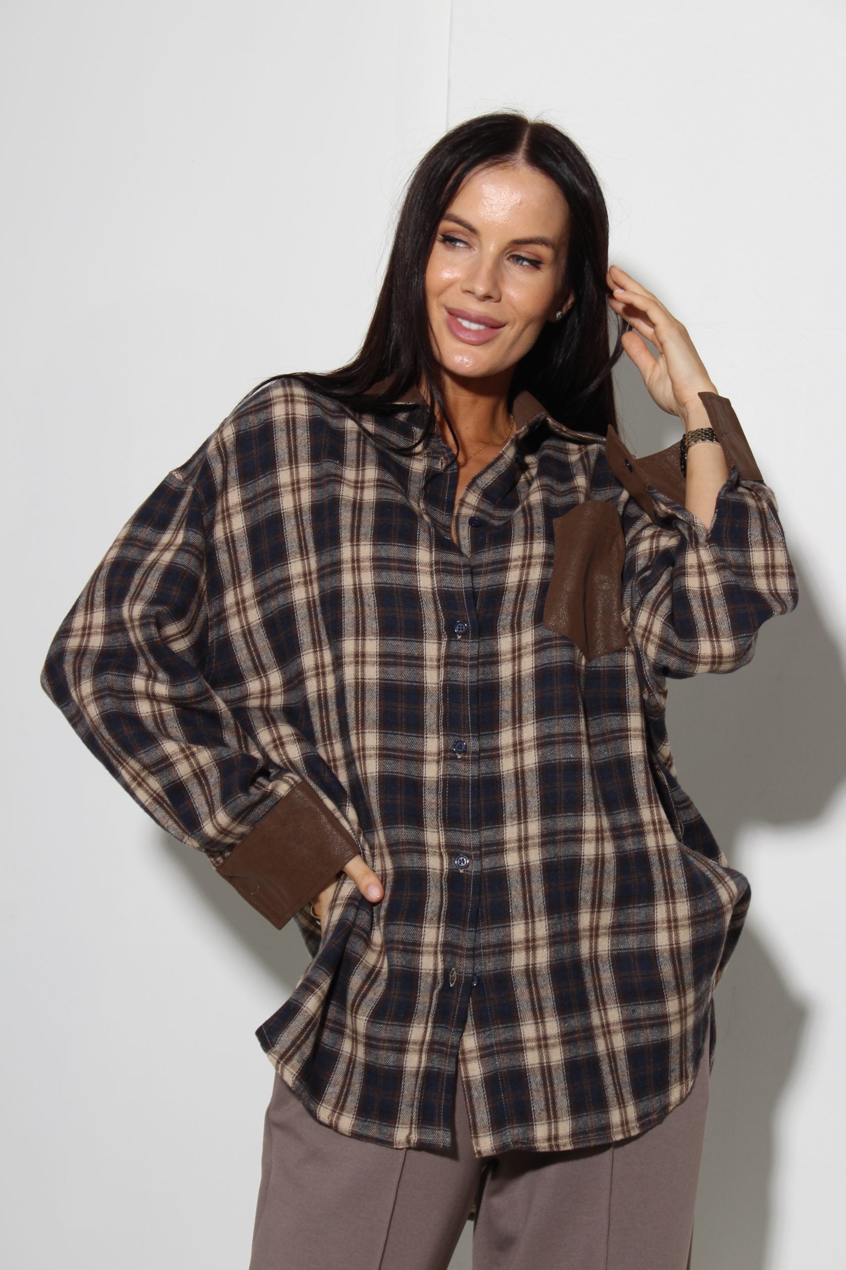 Tumši zilas krāsas rūtains krekls ar zamšādas kabatiņu - 16096