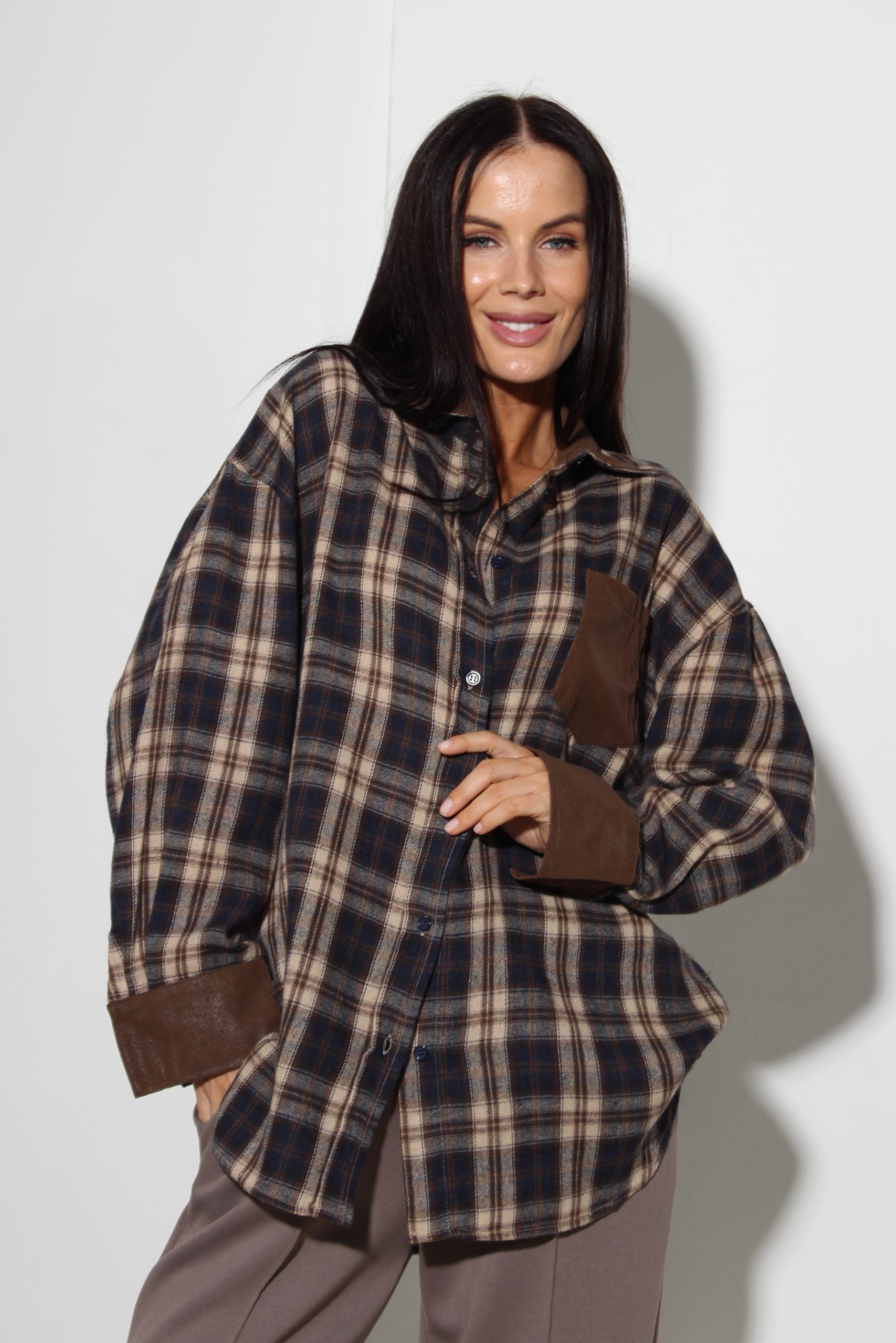 Tumši zilas krāsas rūtains krekls ar zamšādas kabatiņu - 16096