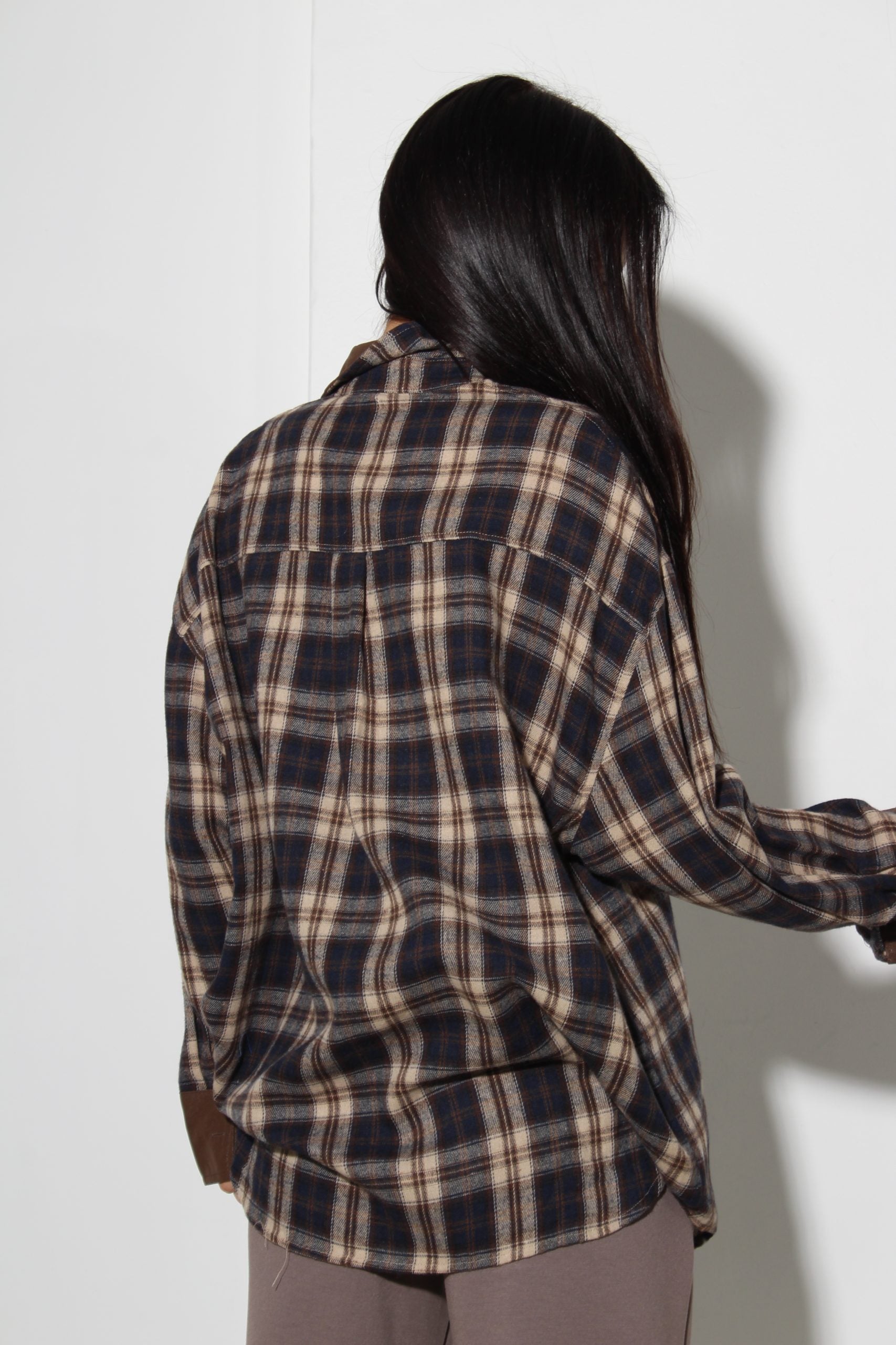 Tumši zilas krāsas rūtains krekls ar zamšādas kabatiņu - 16096