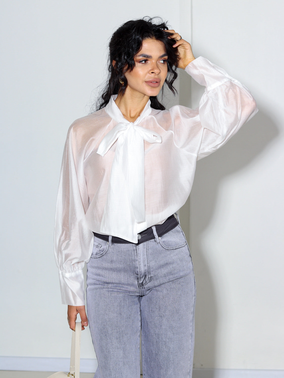 Balts krekls ar banti kakla daļā - 14502