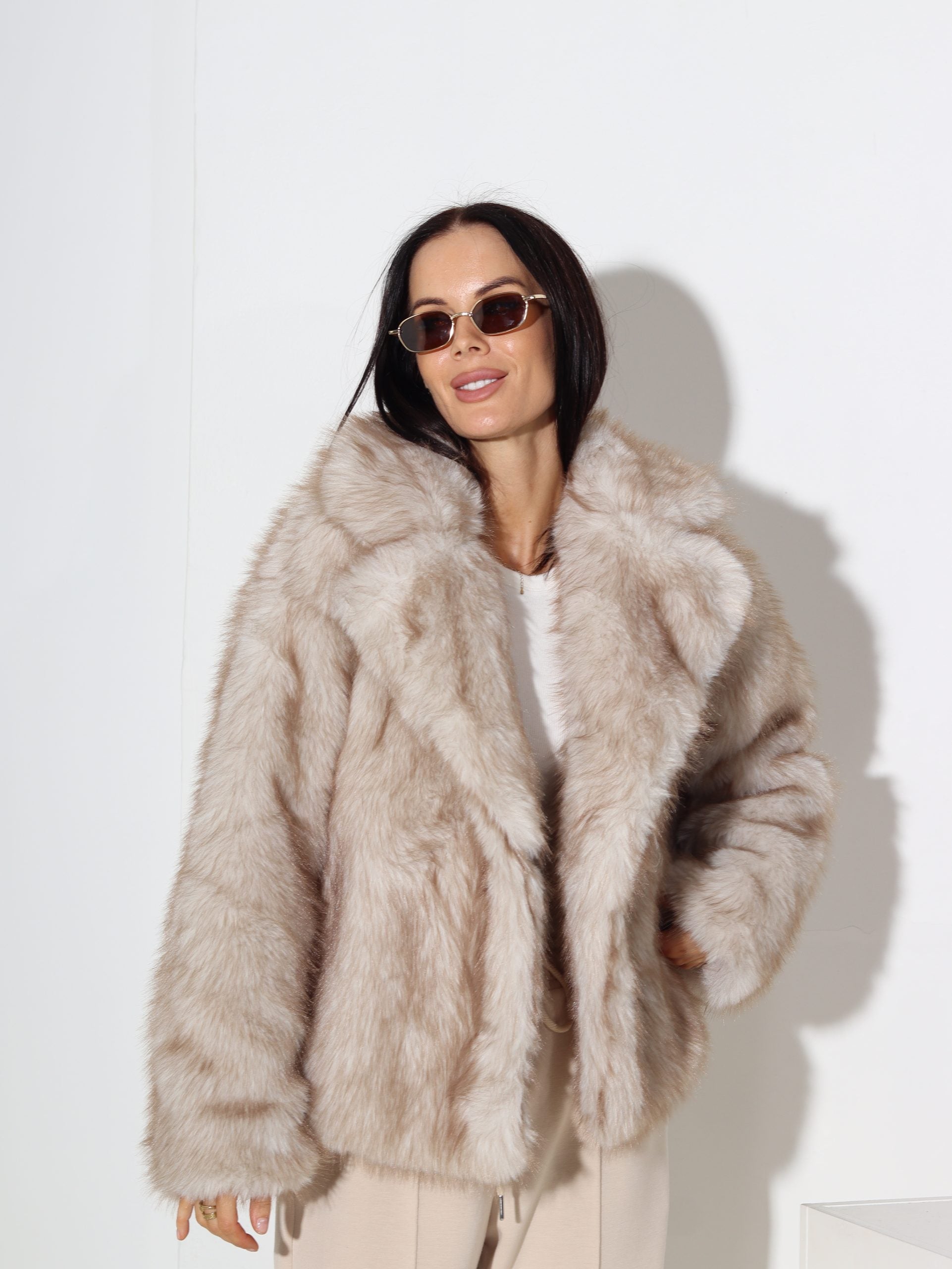 Bēšas krāsas īss, biezs, m/ā kažociņš - 16419