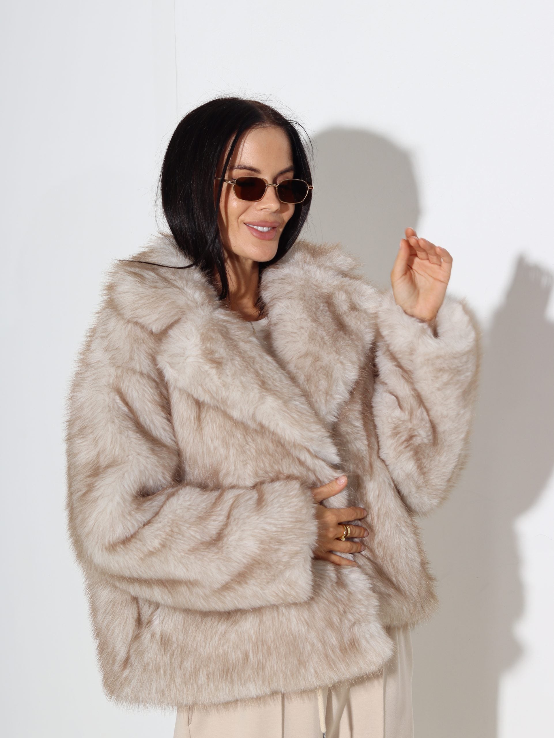 Bēšas krāsas īss, biezs, m/ā kažociņš - 16419