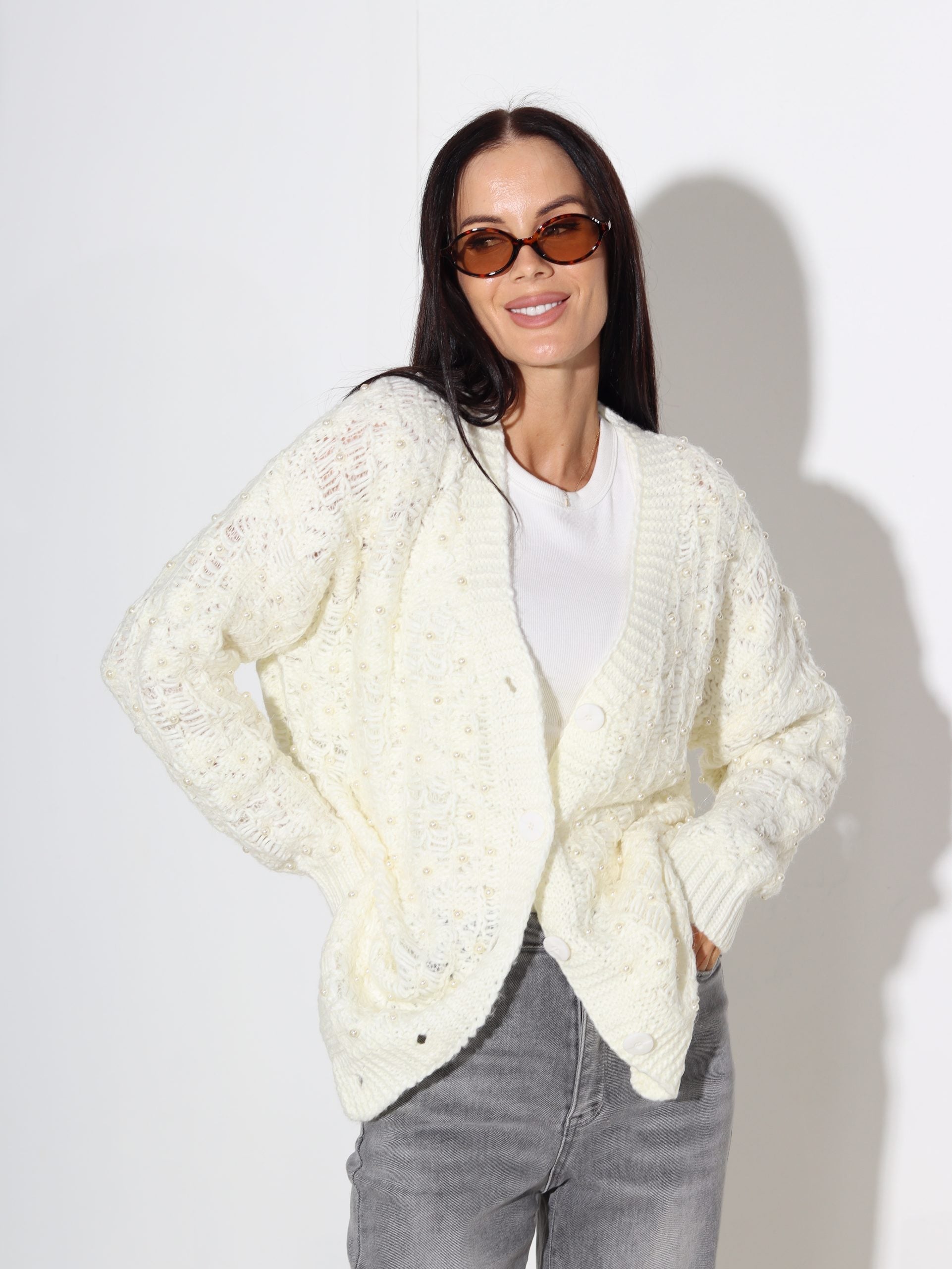 Balta, pagarināta jaka ar ieadītām pērlītēm - 16422