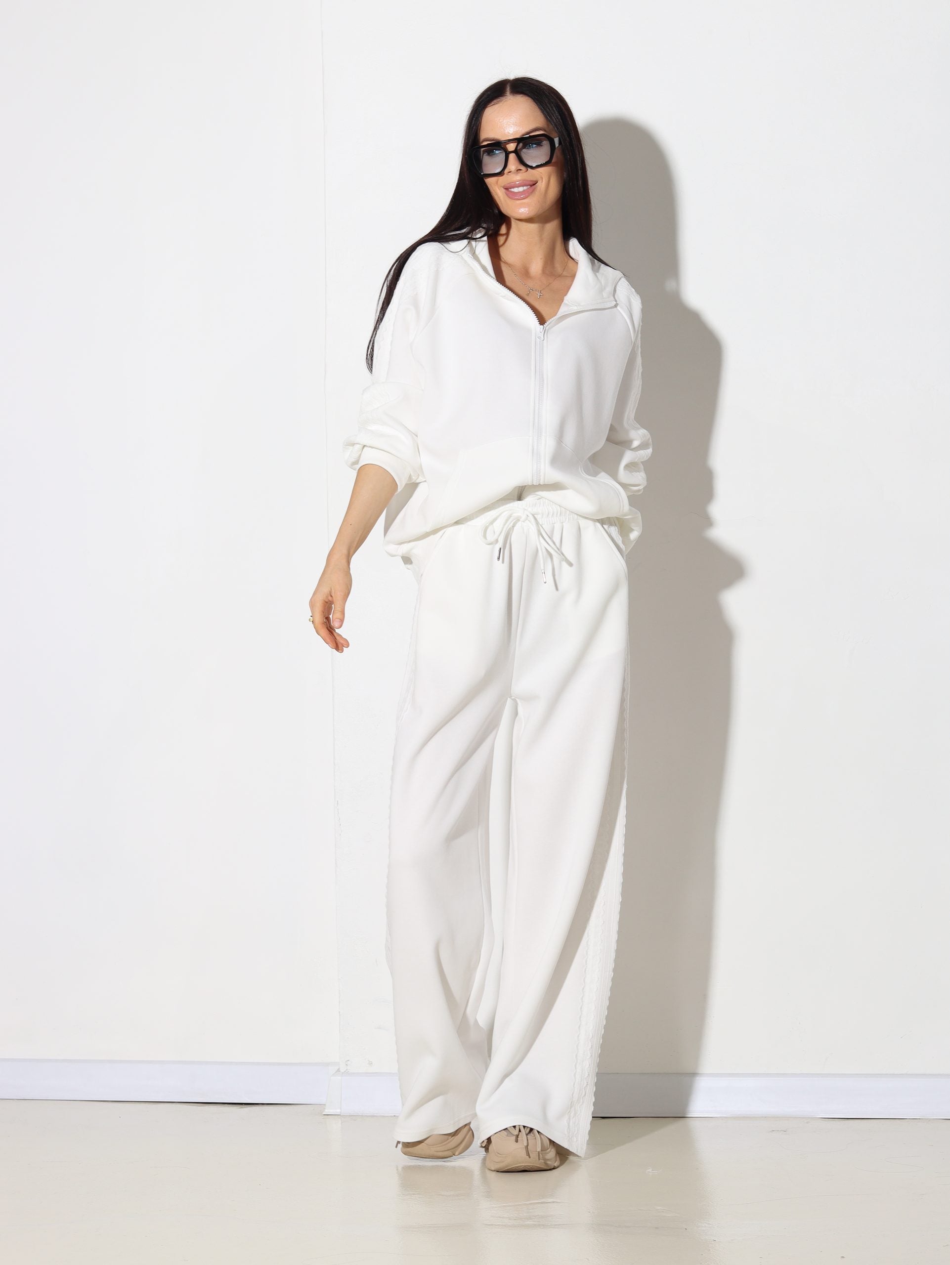 Balts sporta komplekts ar mežģīnes akcentu - 15826