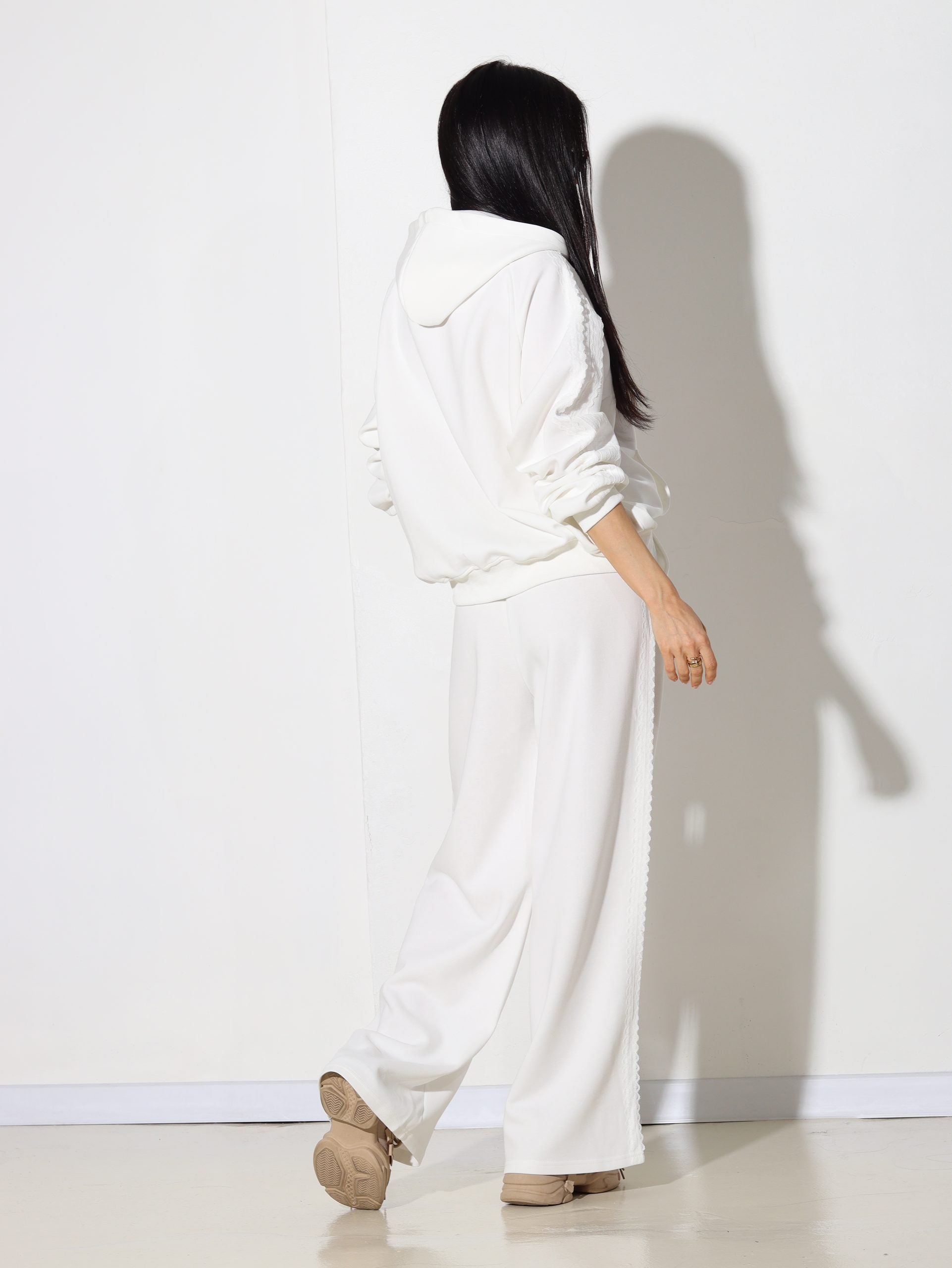 Balts sporta komplekts ar mežģīnes akcentu - 15826