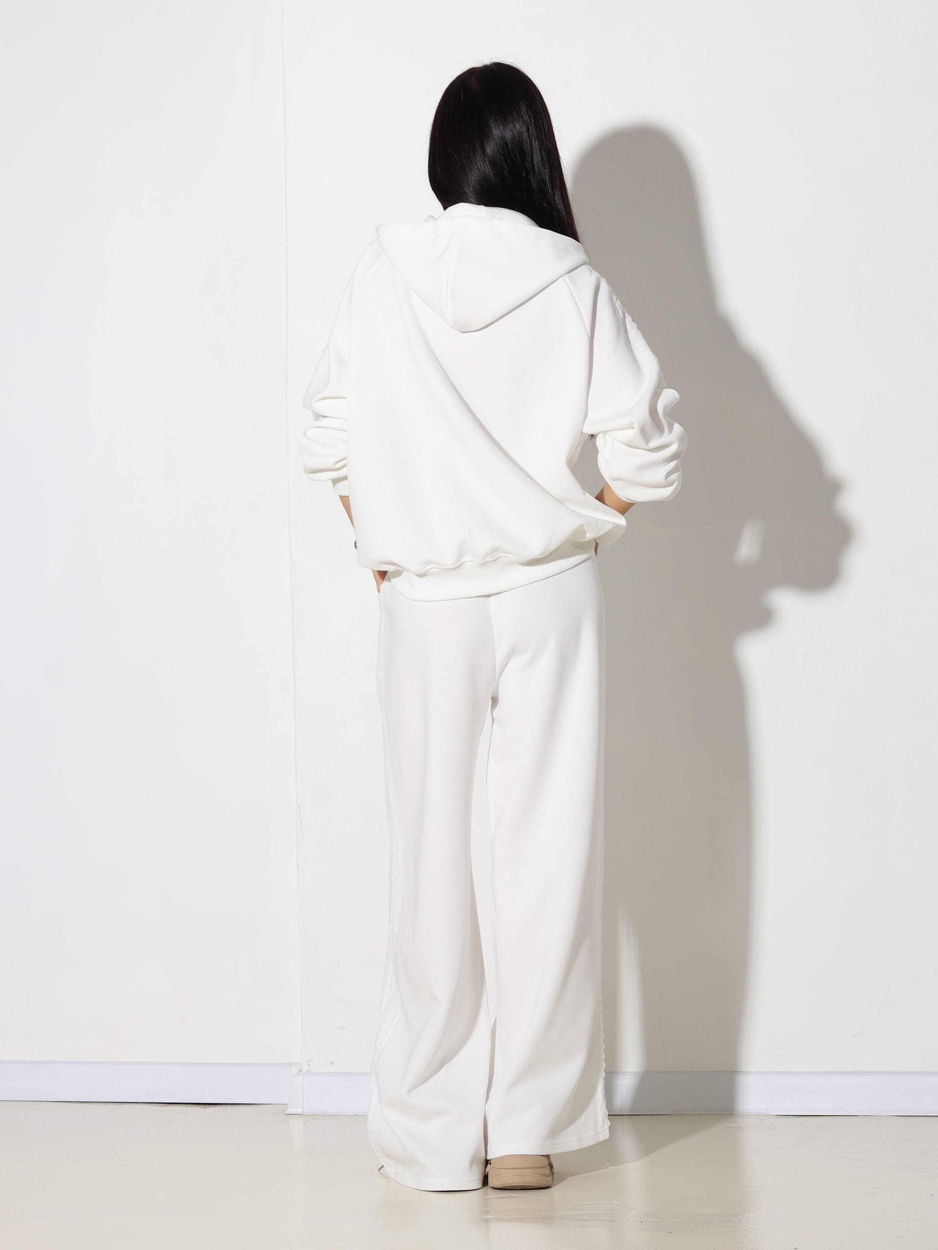 Balts sporta komplekts ar mežģīnes akcentu - 15826