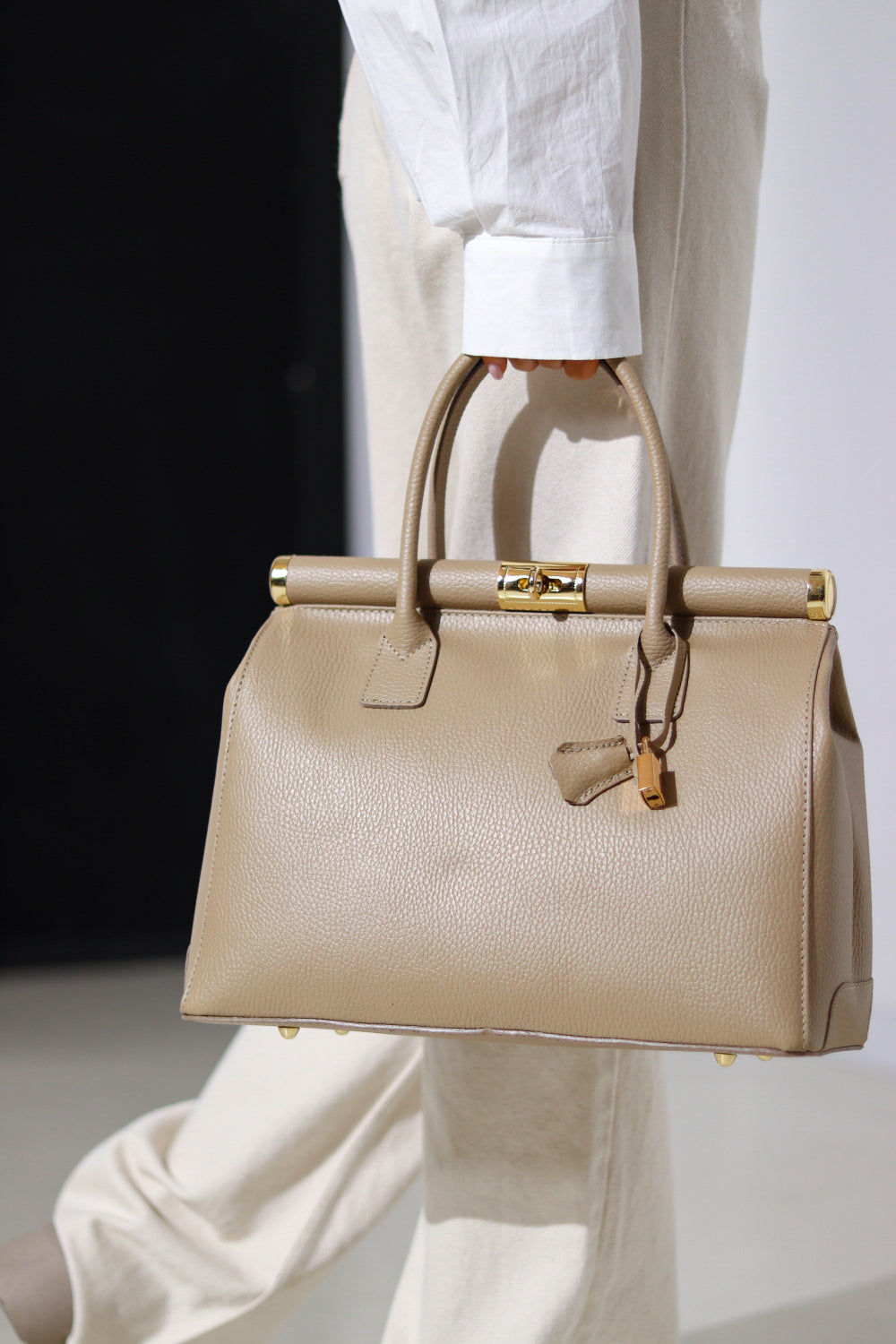 Bēša ādas rokassoma ar atslēgas piekariņu - 13937