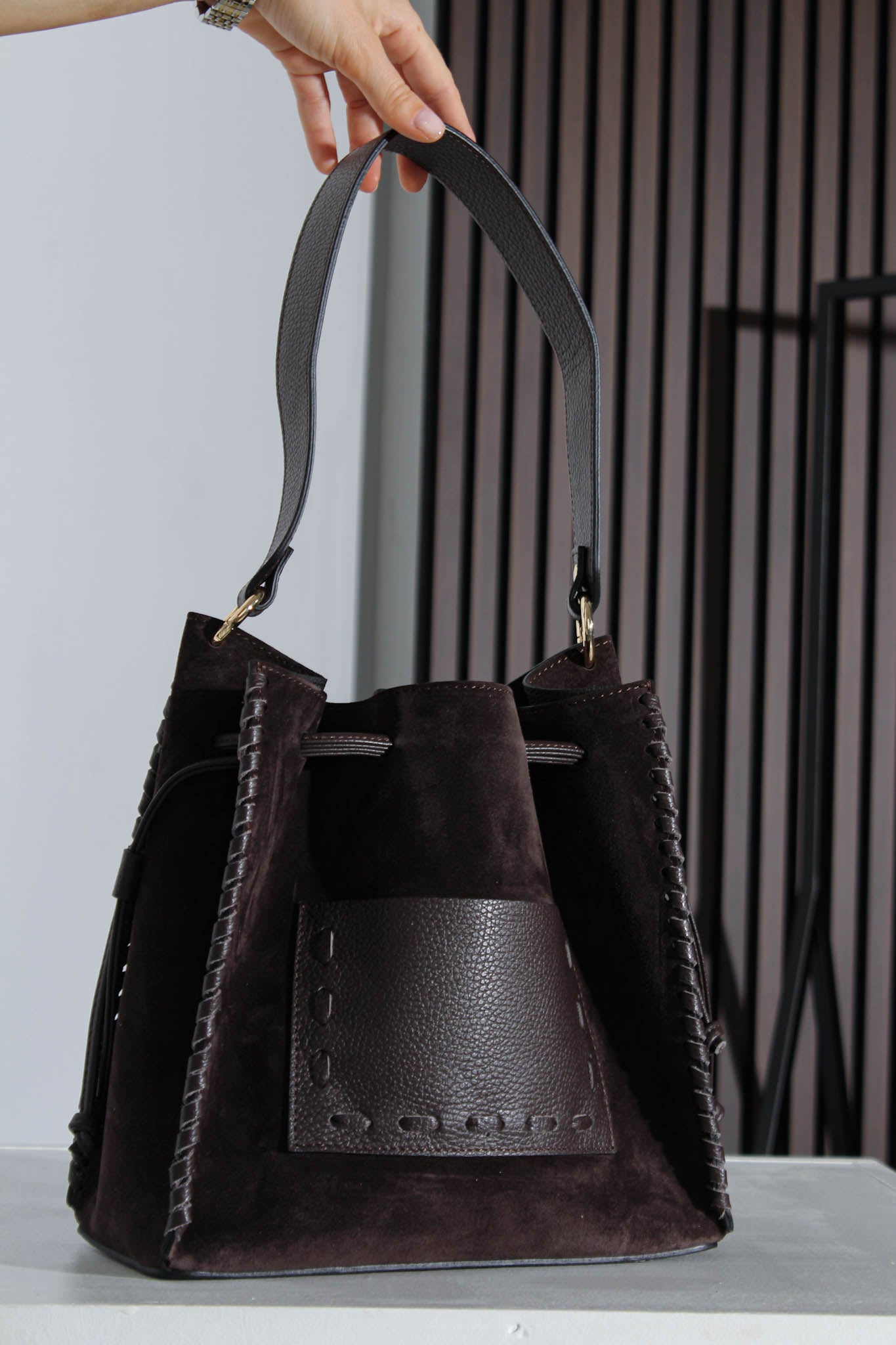 Tumši brūna, zamšādas soma ar savelkamu augšdaļu - 16076