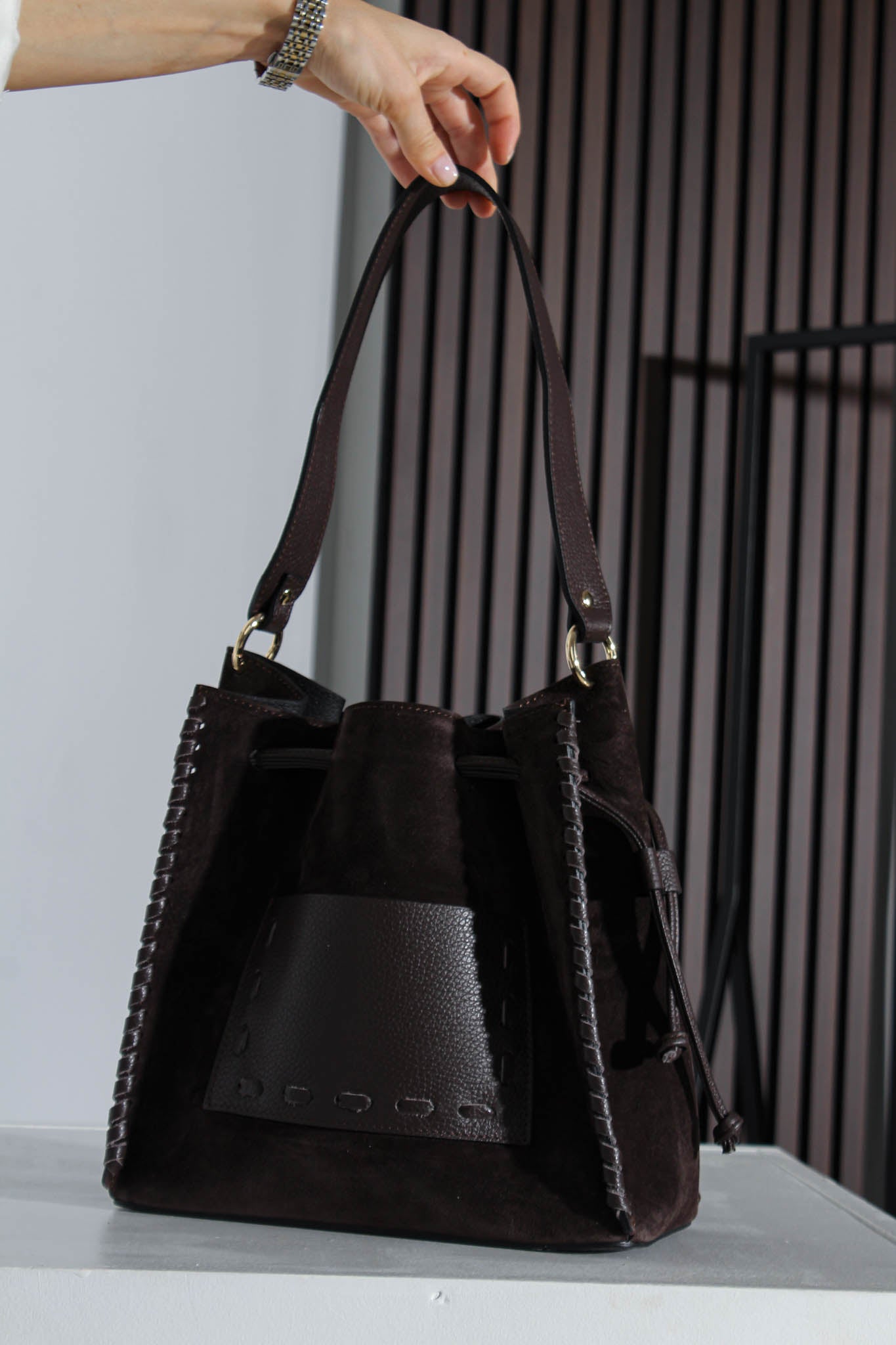 Tumši brūna, zamšādas soma ar savelkamu augšdaļu - 16076