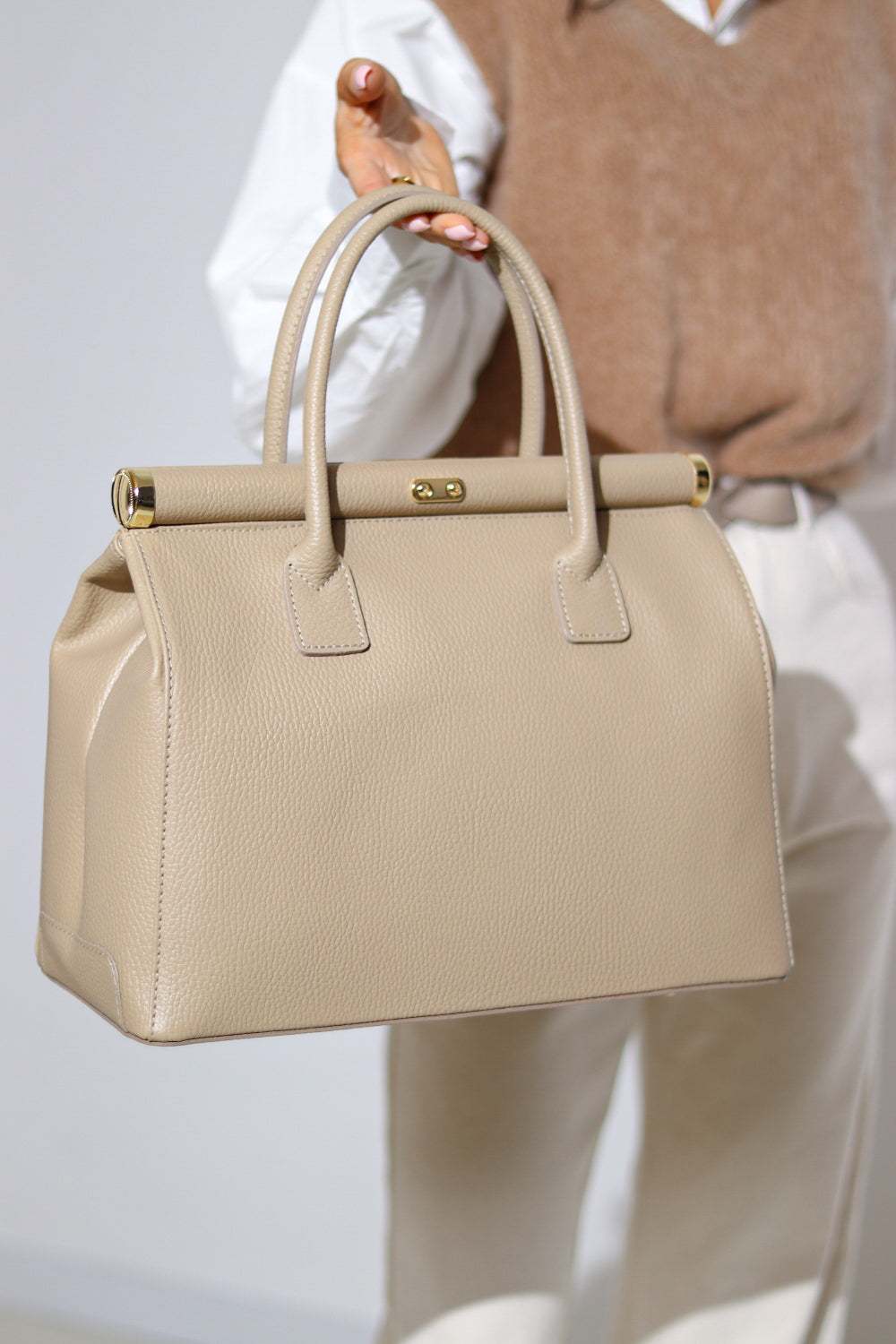 Bēša ādas rokassoma ar atslēgas piekariņu - 13937