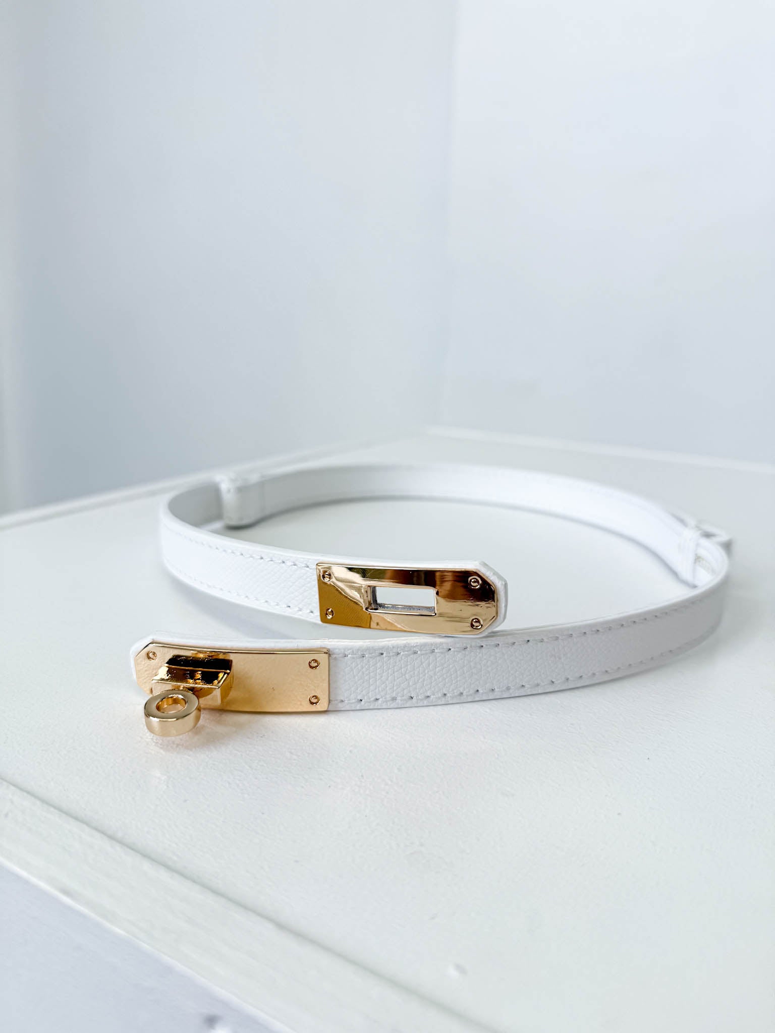 Balta d/a  regulējama josta ar zelta āķīša aizdari - 15962