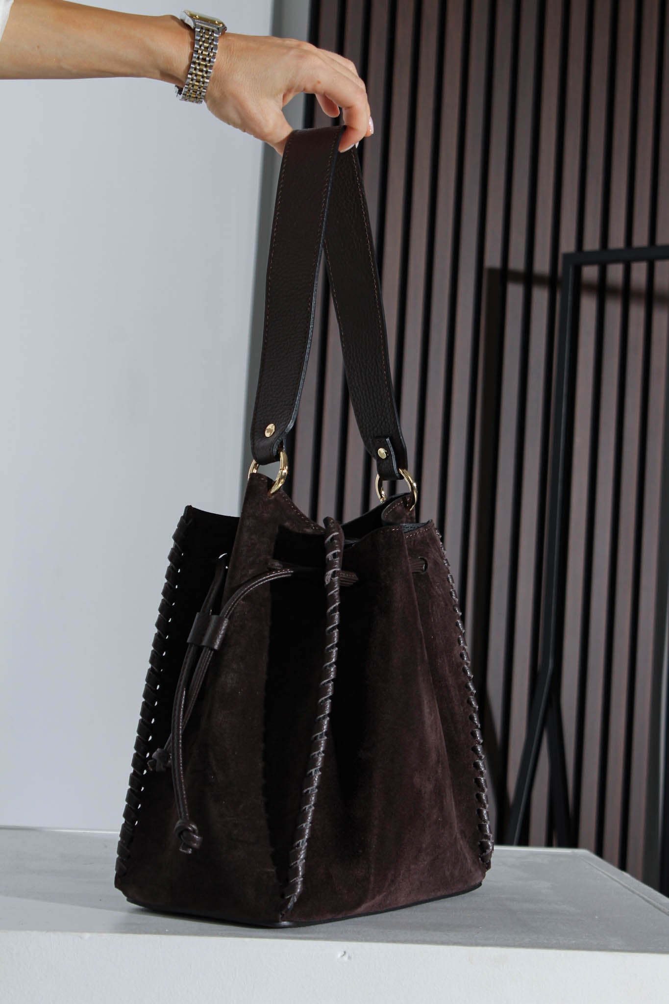 Tumši brūna, zamšādas soma ar savelkamu augšdaļu - 16076