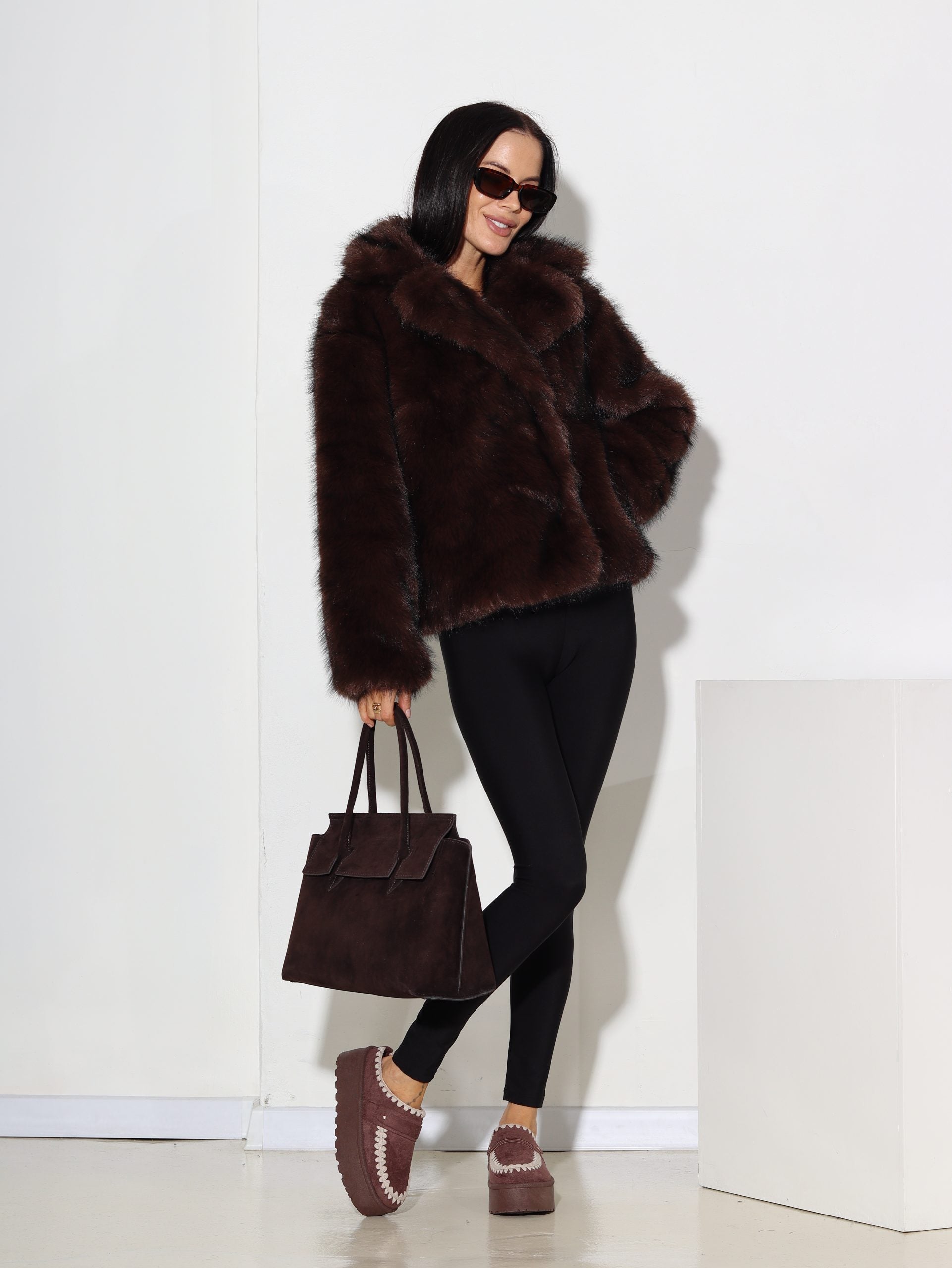 Tumši brūnas krāsas īss, biezs, m/ā kažociņš - 16421