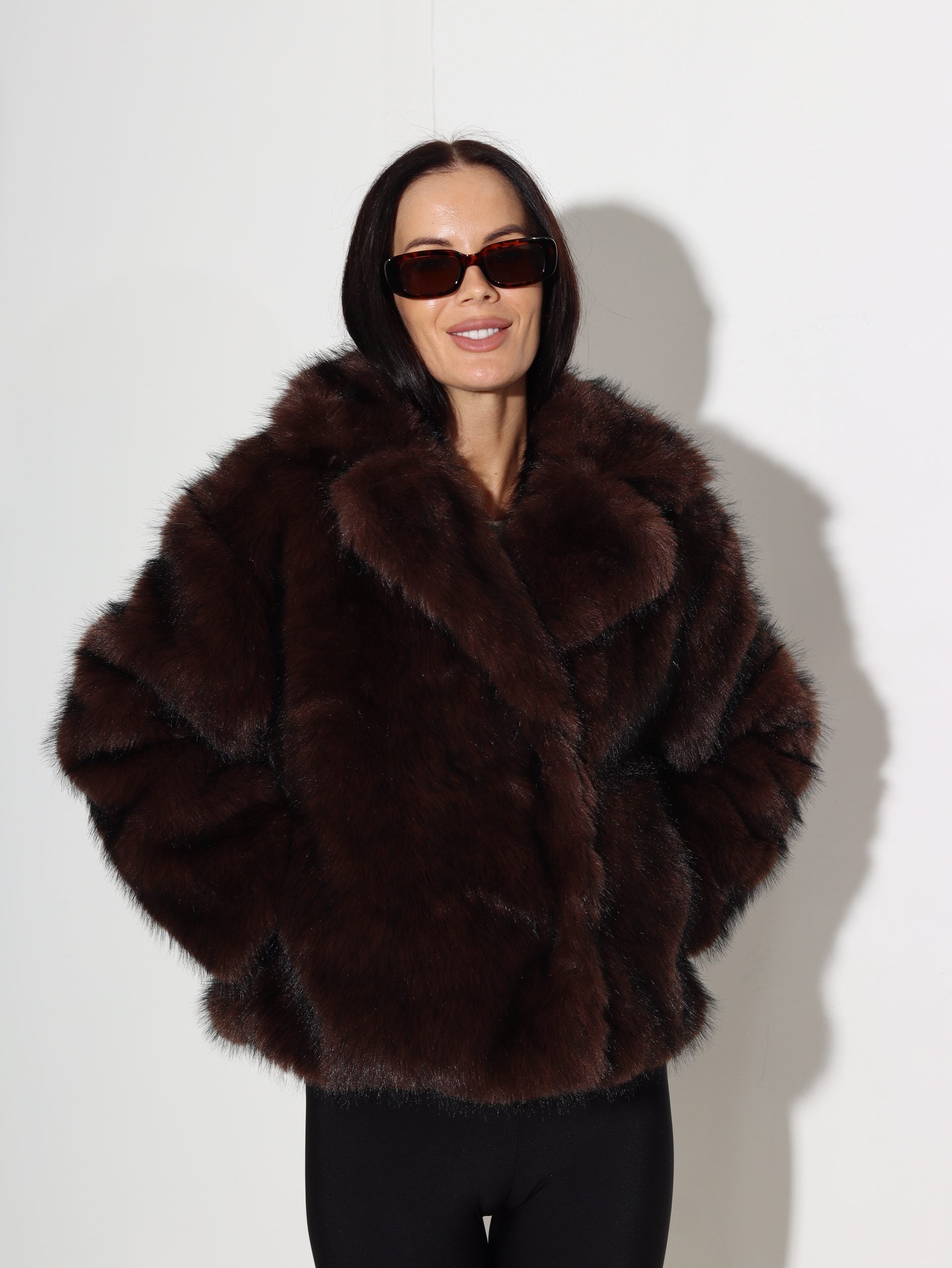 Tumši brūnas krāsas īss, biezs, m/ā kažociņš - 16421