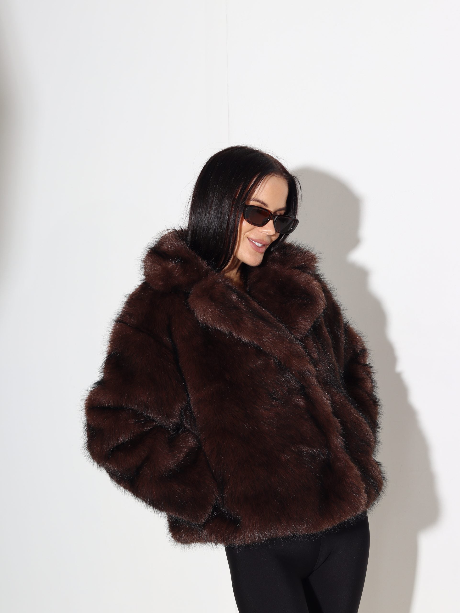 Tumši brūnas krāsas īss, biezs, m/ā kažociņš - 16421