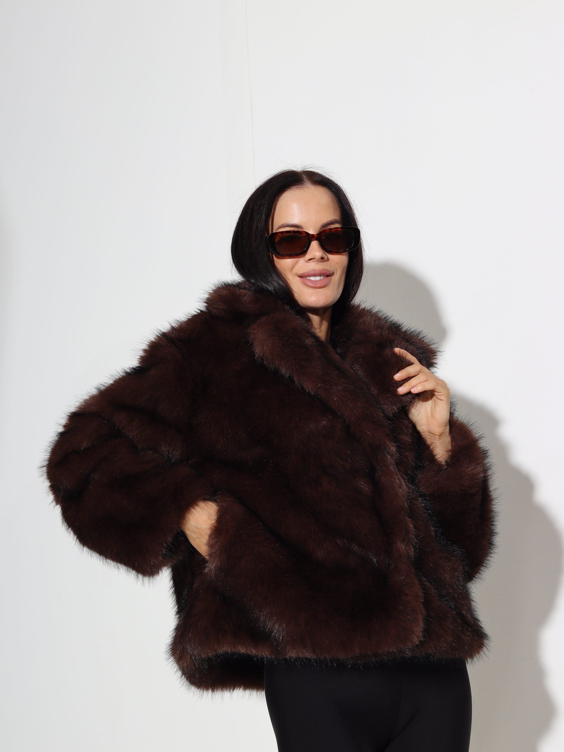 Tumši brūnas krāsas īss, biezs, m/ā kažociņš - 16421