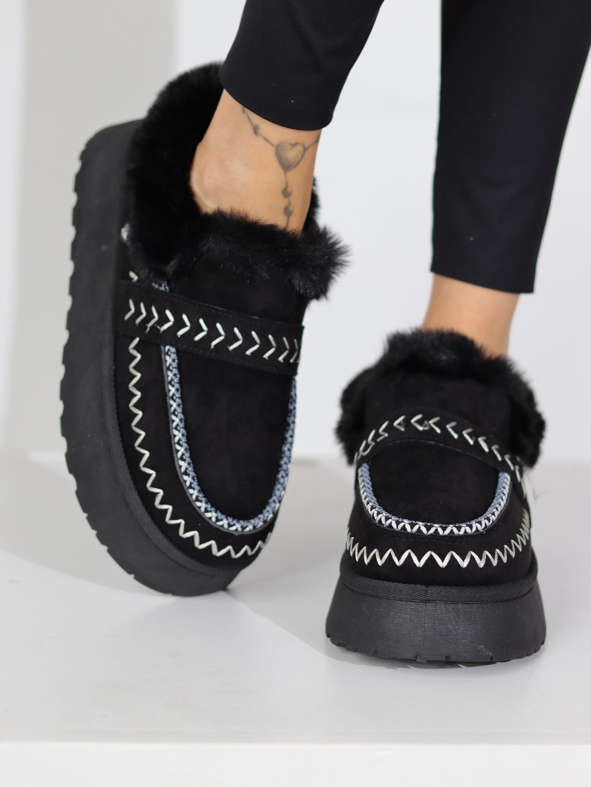 Melni "UGG" tipa apavi ar baltu akcentu - 17105