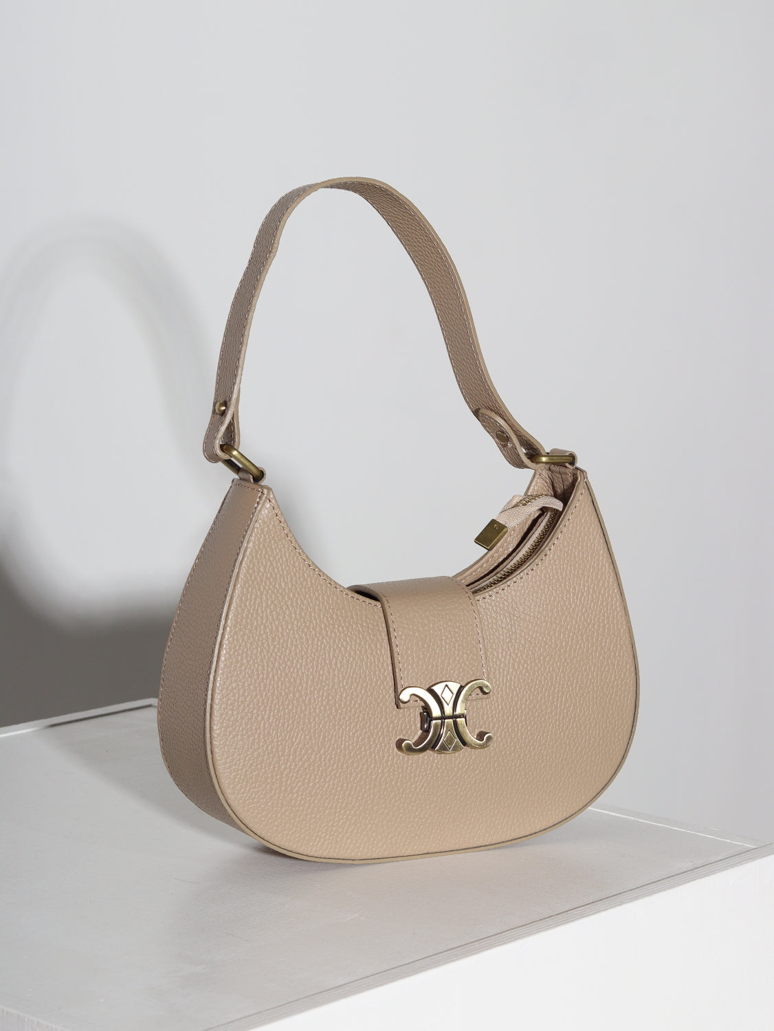 Tumši brūna, mēness formas, d/ā soma ar dekoratīvu aizdari- 15055