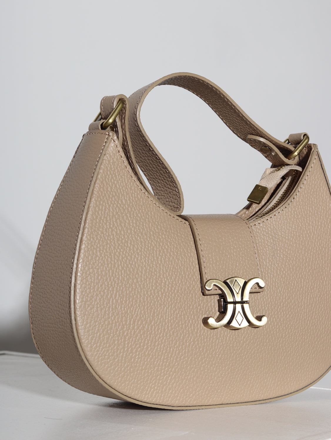 Tumši brūna, mēness formas, d/ā soma ar dekoratīvu aizdari- 15055