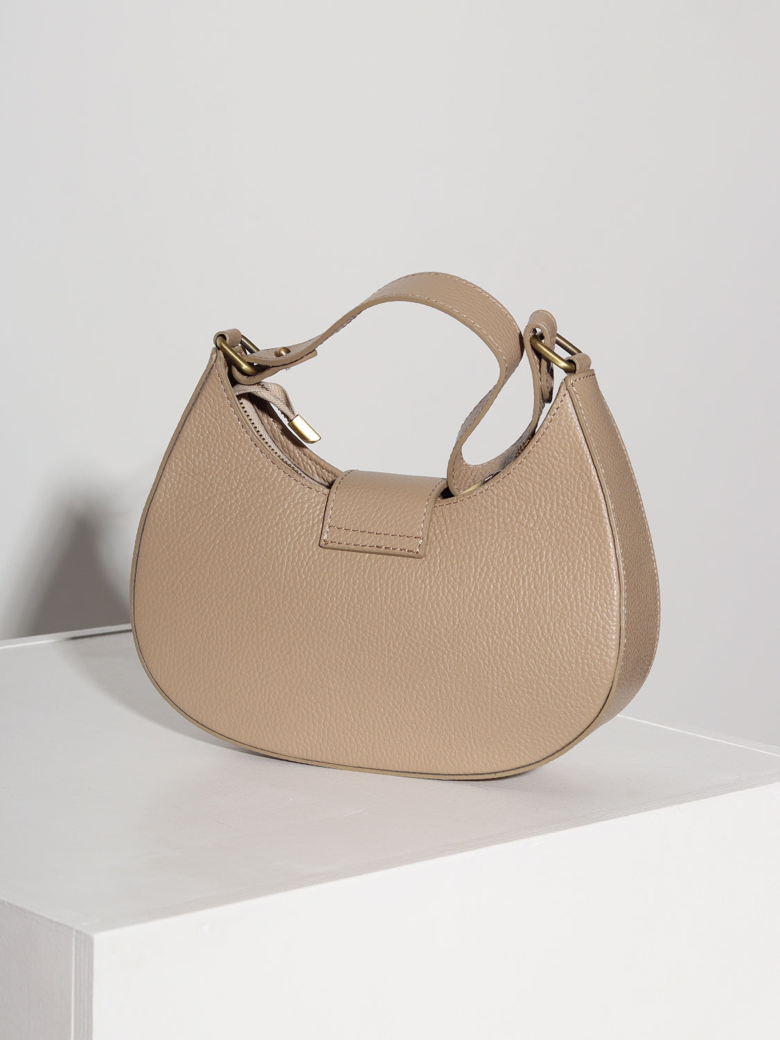 Tumši brūna, mēness formas, d/ā soma ar dekoratīvu aizdari- 15055