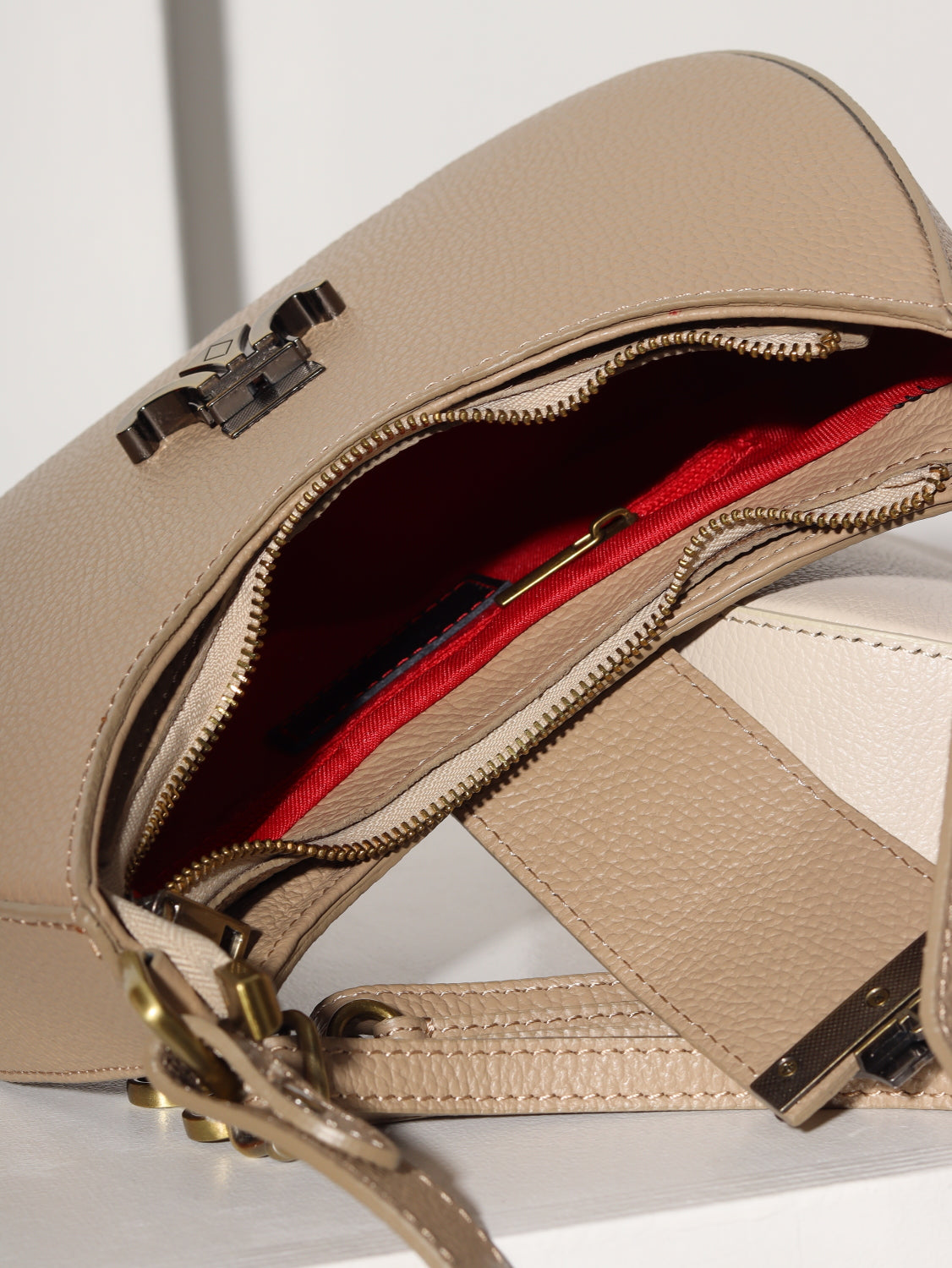 Tumši brūna, mēness formas, d/ā soma ar dekoratīvu aizdari- 15055