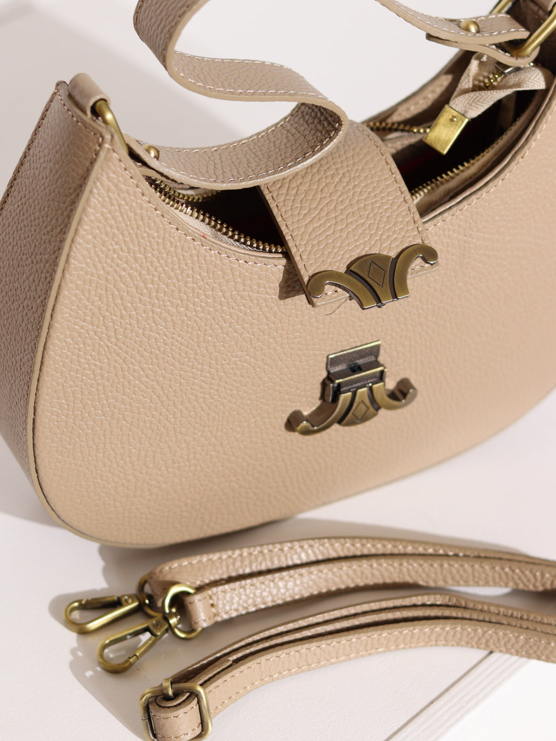 Tumši brūna, mēness formas, d/ā soma ar dekoratīvu aizdari- 15055