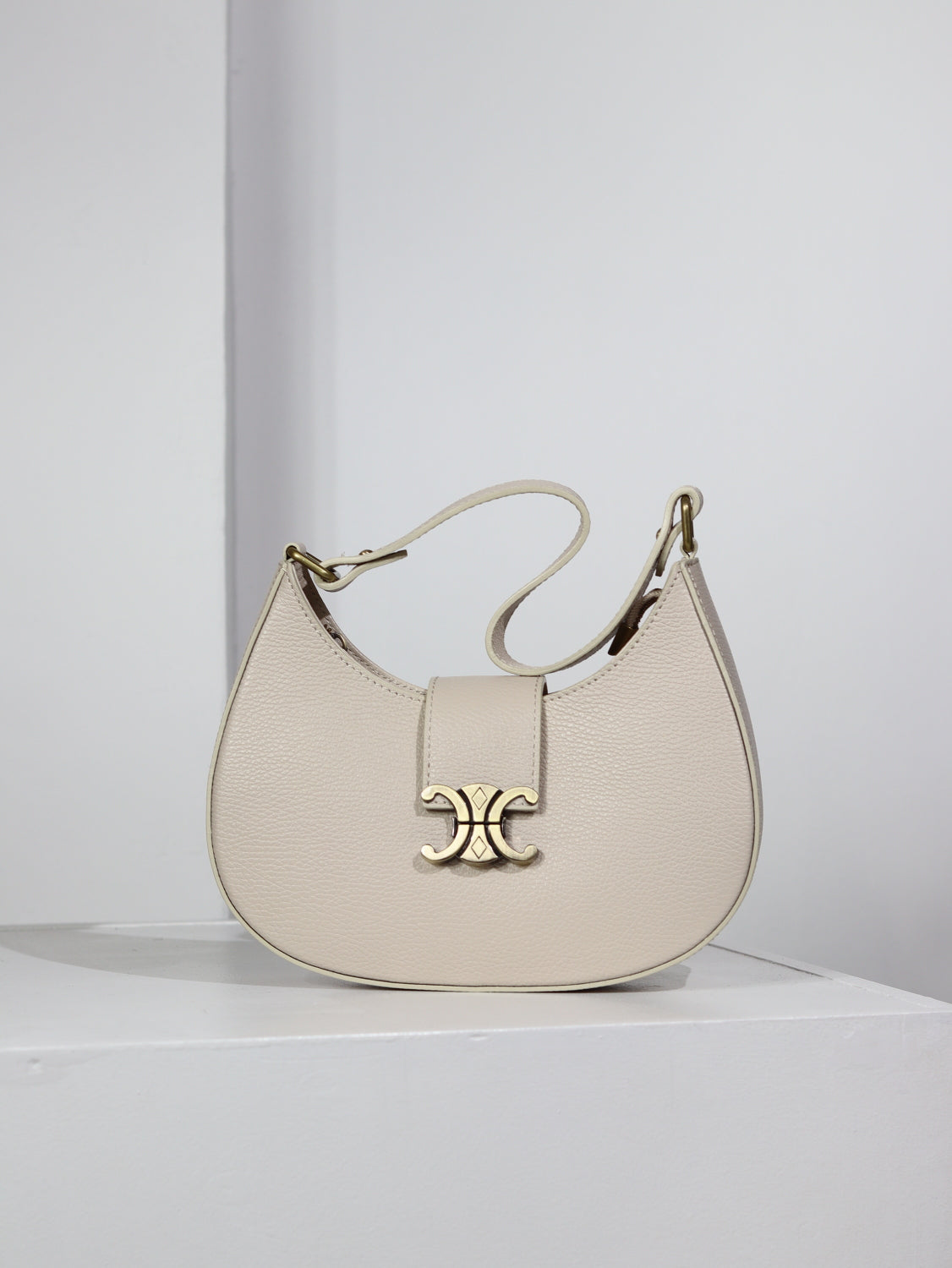 Bēša, mēness formas, d/ā soma ar dekoratīvu aizdari- 15056